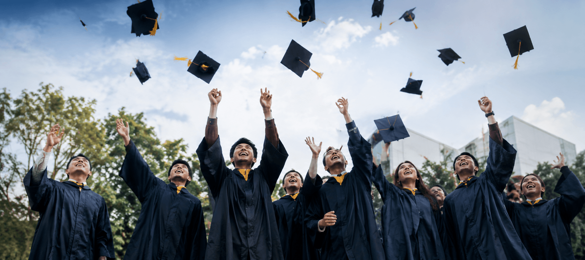 Mahasiswa wisuda merayakan kelulusan